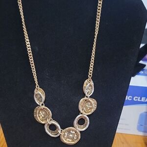 Chic Gold Necklace with Intricate Detailing
